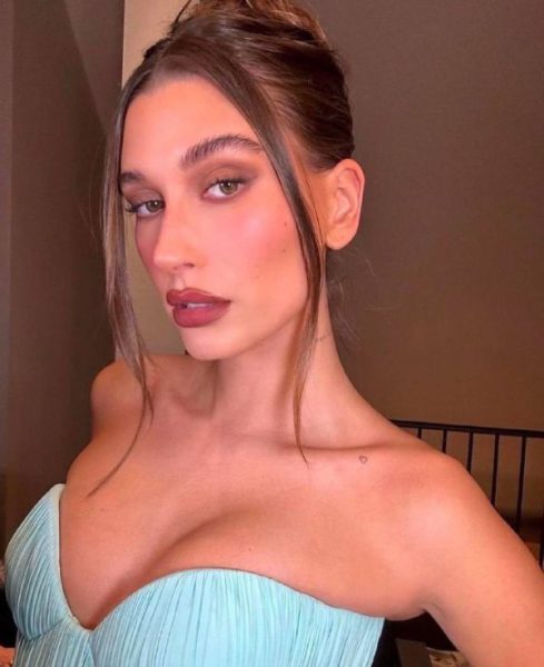 Хейли Бибер поддержала бренд своих визажистов