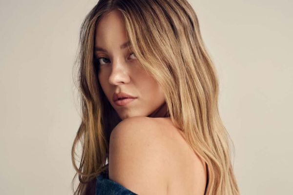 Sidney Swini После того, как скандал приносит огромный бренд джинсов