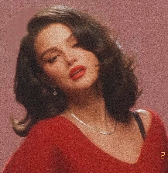 Селена Гомес рассказала, как болезнь повлияла на упаковку ее косметической бренды