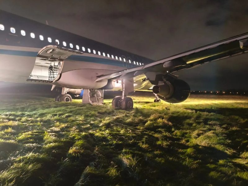 СК назвал причину аварийной посадки самолёта AZAL в Пулково