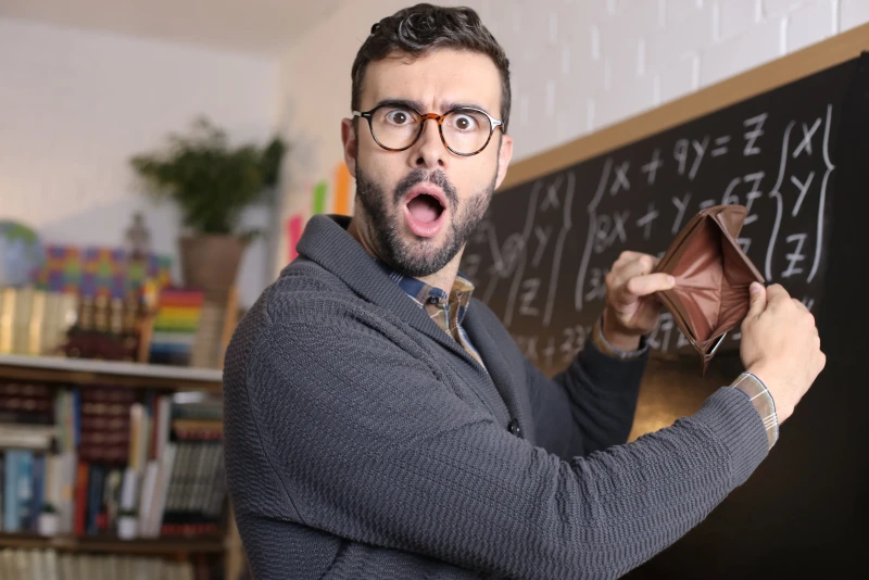 В Минпросвещения опровергли массовые жалобы учителей на зарплаты