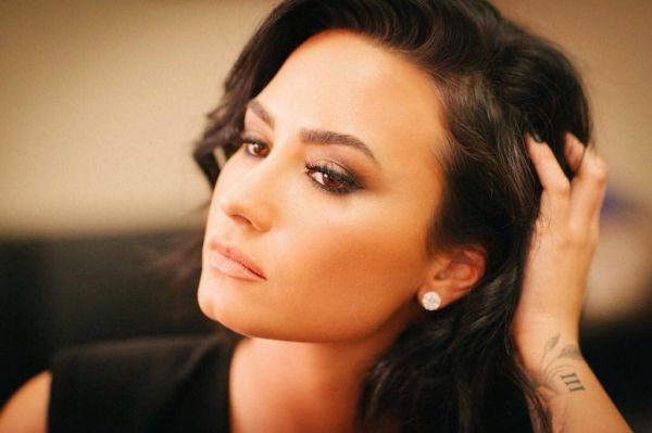 Demi Lovato появилась на впечатляющем кожаном изображении на неделе моды в Париже (фото)