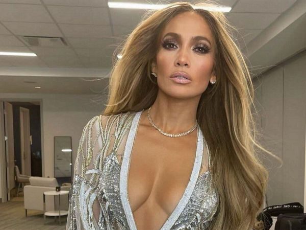 Дженнифер Лопес появилась на улицах Нью-Йорка в стильном костюме (фото)