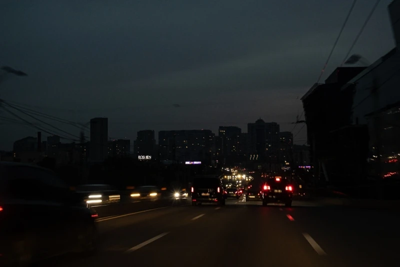 Город погрузился во тьму: Появилось видео из обесточенного после ночного удара Киева