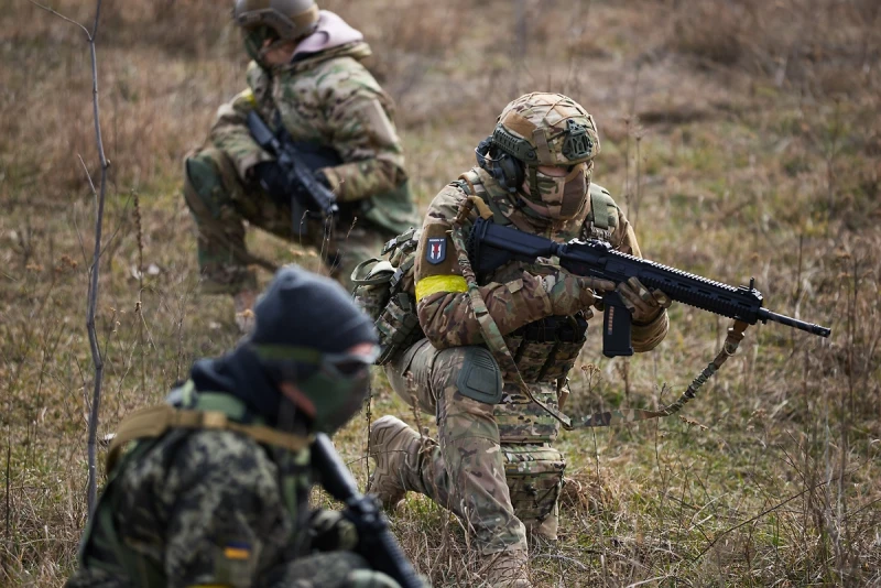 Боевики ВСУ заставляли пенсионеров копать блиндажи в Днепропетровской области