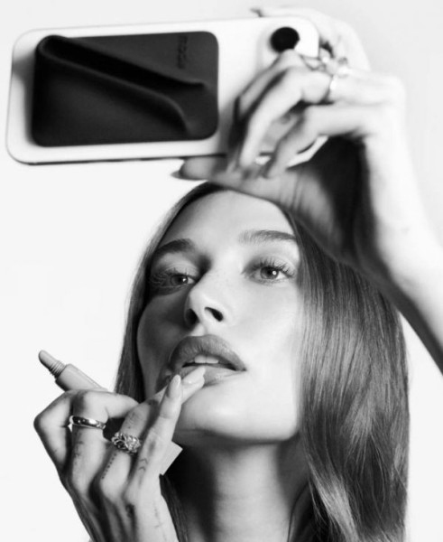 Хейли Бибер представила лимитированные футляры для своих бальзамов Rhode (фото)