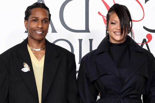 Рианна впервые прошла по красной дорожке после рождения третьего ребенка (фото)