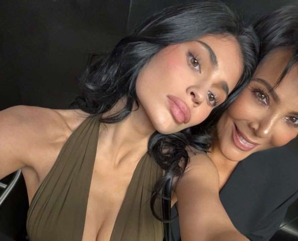 Переместить Кайли: Крис Дженнер запускает косметический бренд