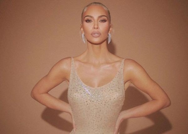 Ким Кардашьян признается, что сожалеет о своем образе в платье Мэрилин Монро на Met Gala 2022 года.