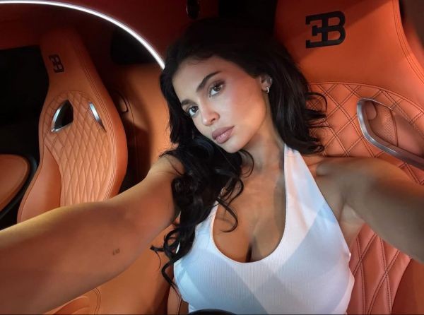 Кайли Дженнер появилась на публике в необычном наряде с перьями (фото)