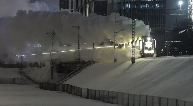 Волшебный поезд Деда Мороза привёз сказку в Москву