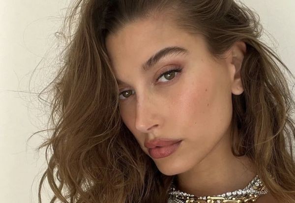 Хейли Бибер повторила откровенное фото Жизель Бюндхен (фото)