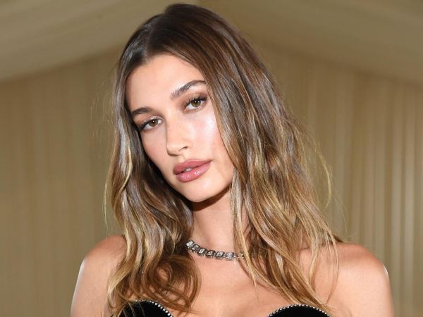 Хейли Бибер в кампании Victoria's Secret ко Дню святого Валентина (фото)