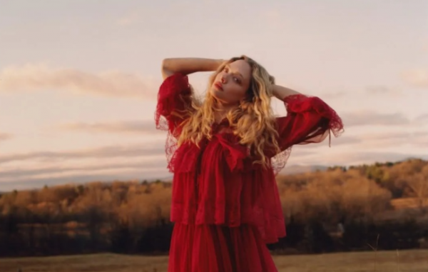 Аманда Сейфрид в кружевном платье танцевала в поле для Vogue (фото)