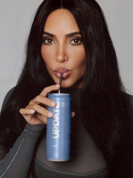 Ким Кардашьян вышла на рынок собственной линейкой энергетических напитков (фото)