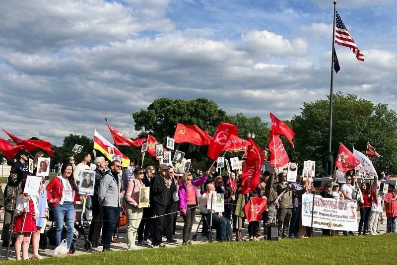 "Бессмертный полк" прошёл по центру Вашингтона с портретами ветеранов