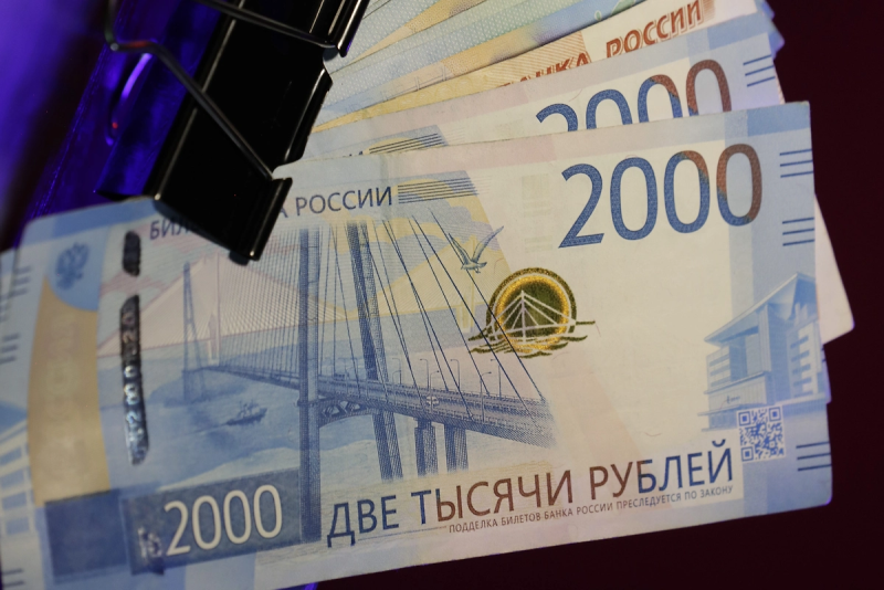 Оклады работников федеральных ведомств удвоят с января 2027 года